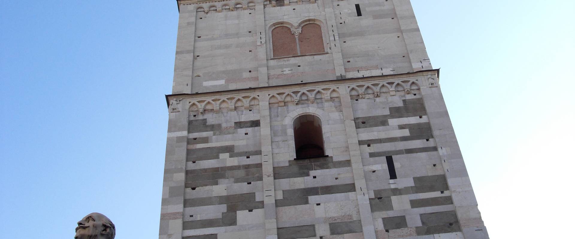 Torre Ghirlandina di Modena dal basso 2 foto di Matteolel